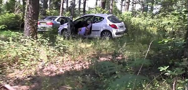  Leeloo baise un voyeur dans les bois pour son mari candauliste [Full Video]